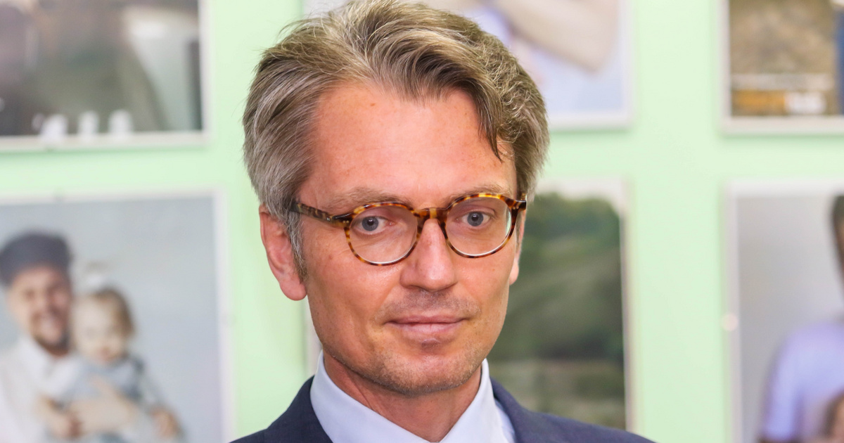 A svéd nemzetbiztonsági tanácsadó társkereső oldalra kikerült fotók miatt mondott le