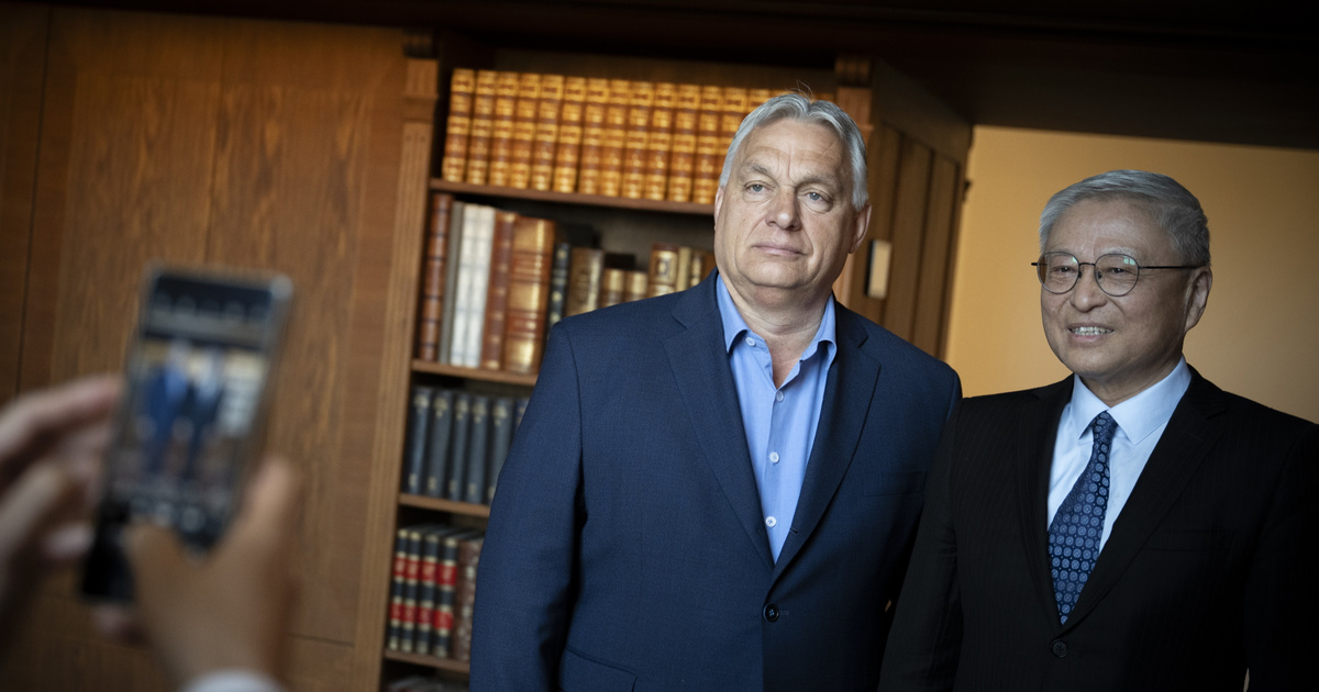 Különös vendéggel tárgyalt Orbán Viktor az ukrán háborúról a Karmelitában