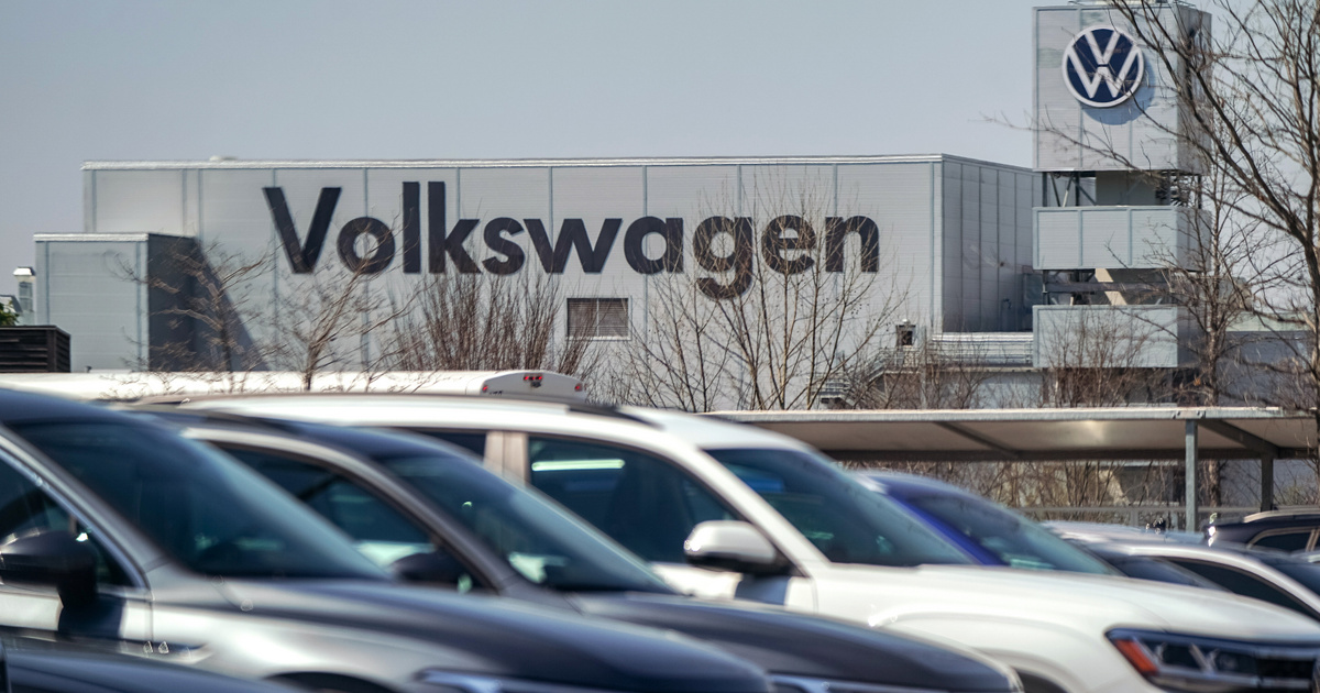 Csaknem 90 ezer autĂłt hĂv vissza a Volkswagen tƱzveszĂ©lyre hivatkozva