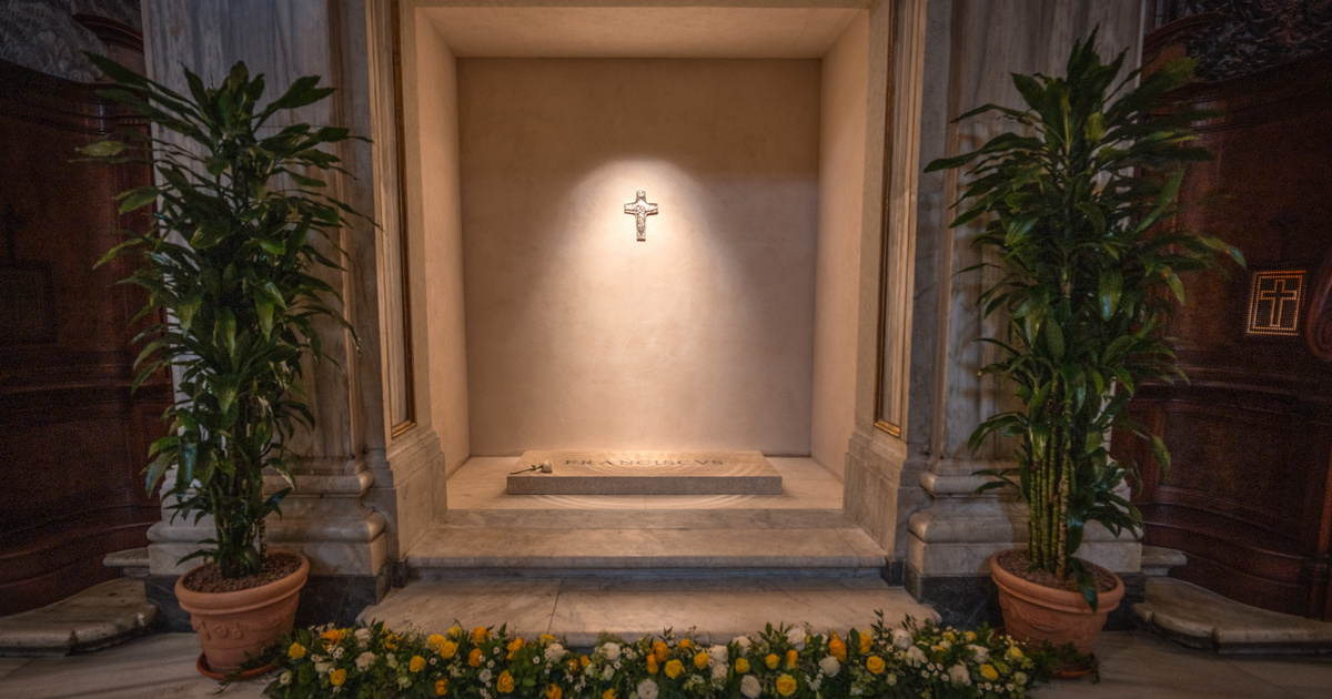 Könnyek Ferenc pápa sírjánál – egy pillantás a Santa Maria Maggiore-bazilikában