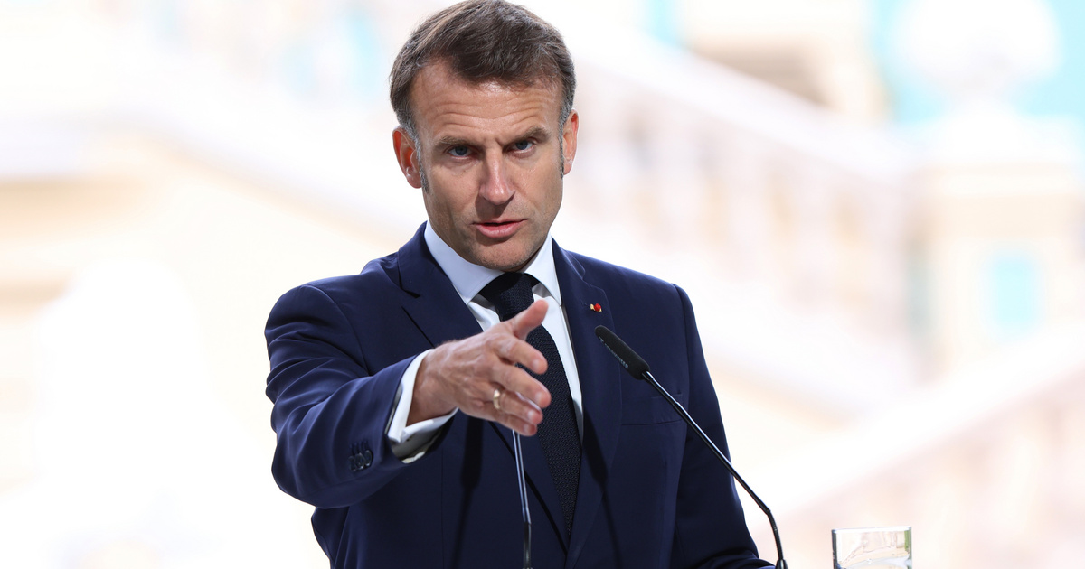 Macron, a zsebkendő és a kokain – így építenek fel egy álhírt a semmiből