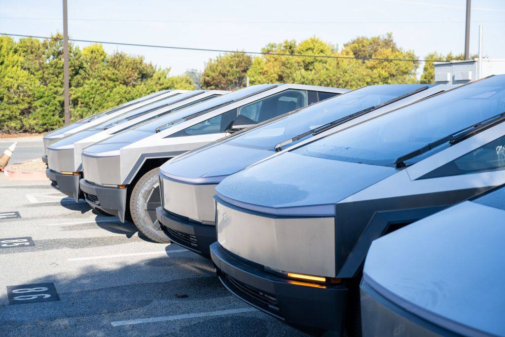 150 milliárd (!) értékben dekkolnak Cybertruckok a Teslánál (nem veszik őket)