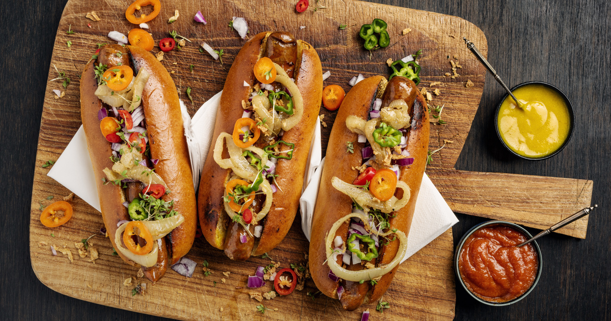 Villámgyors zöldséges hot dog sok-sok hagymával: a kerti sütögetések kedvence lesz