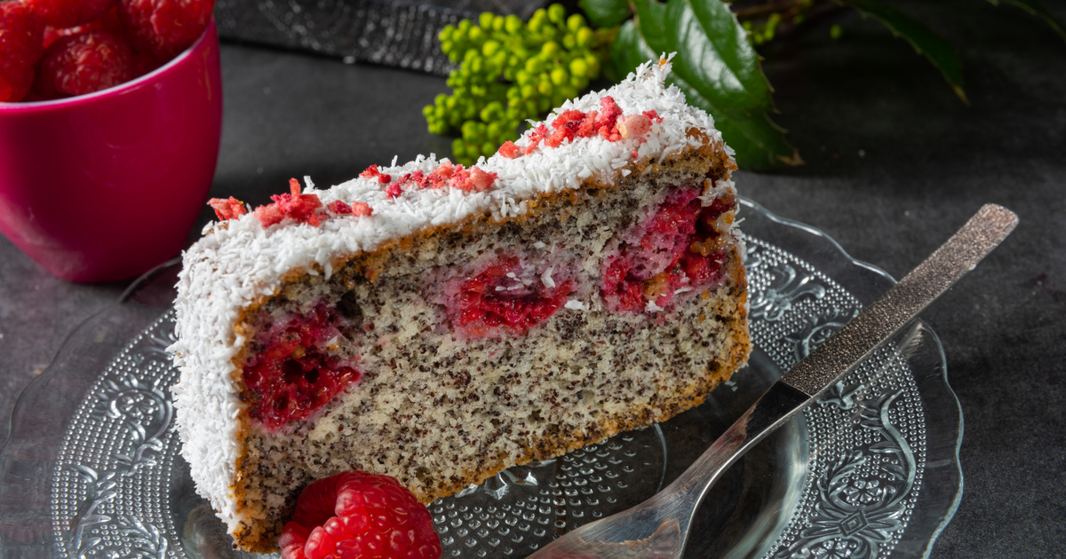 Hihetetlenül omlós lesz ez a mákos-málnás piskóta: kókuszreszelék is kerül bele