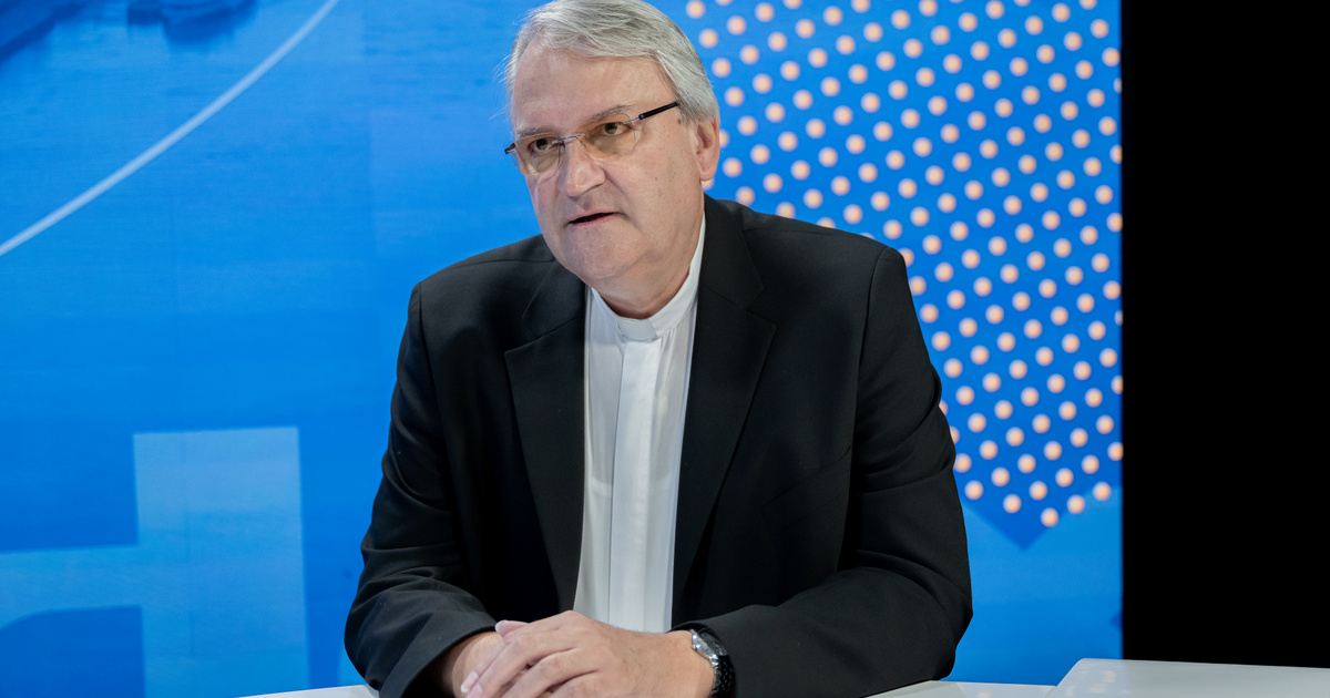 A pápák magyar ceremóniamestere elcsente Ferenc pápa vizespoharát