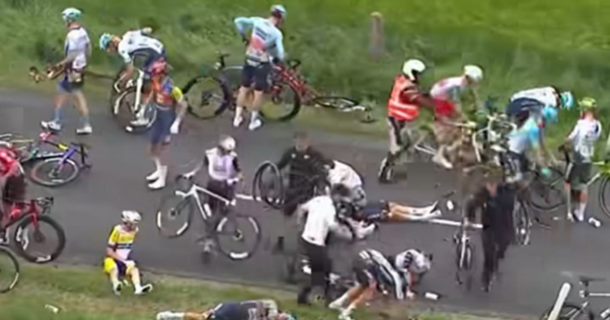 Óriási tömegbukás a Tour de Hongrie-n, kórházba kell szállítani néhány kerékpárost – videó!
