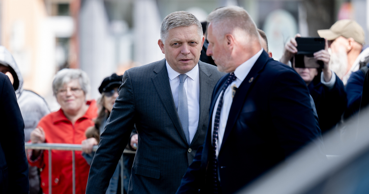 Robert Fico öt lövĂ©st kapott, majdnem megöltĂ©k – egy Ă©v után most visszatĂ©rt helyszĂnre