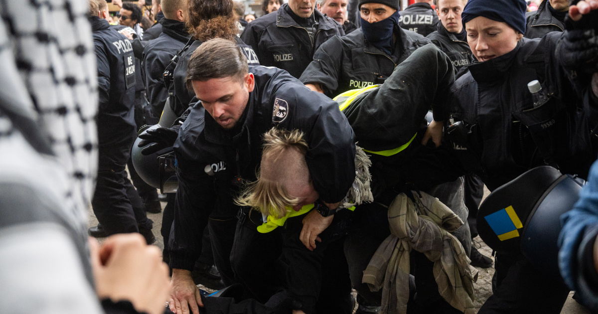 Elszabadultak az indulatok Berlinben, több rendőr is megsebesült egy palesztinbarát felvonuláson