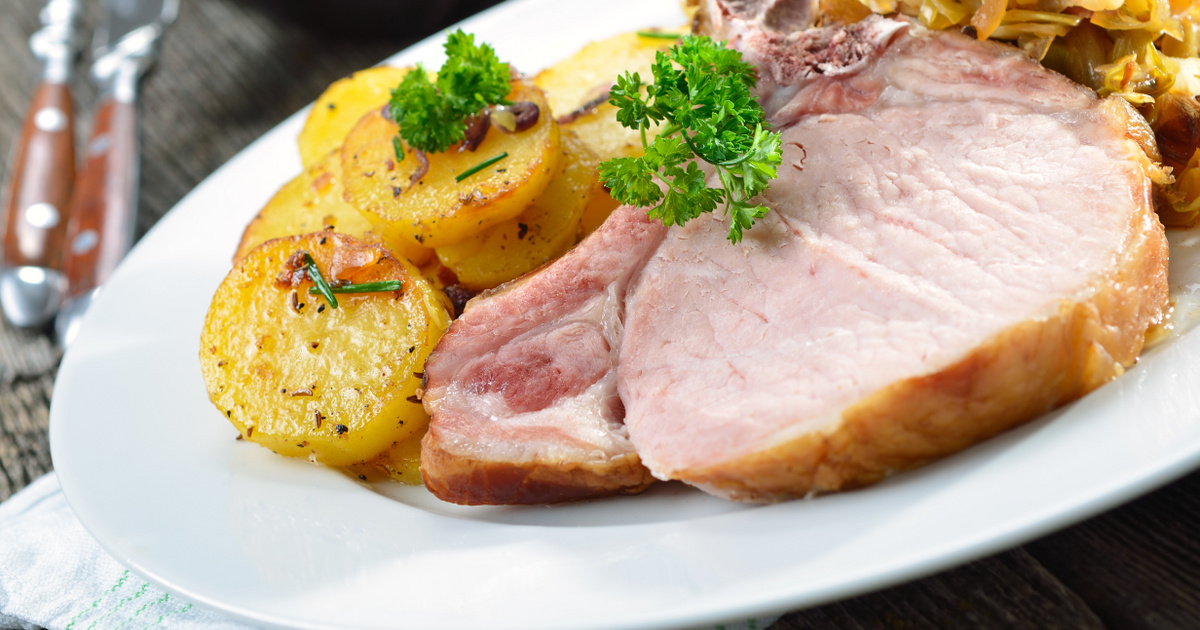 A savanyú káposztás tepsis karaj valódi ízbomba: a tetején szalonna pirul