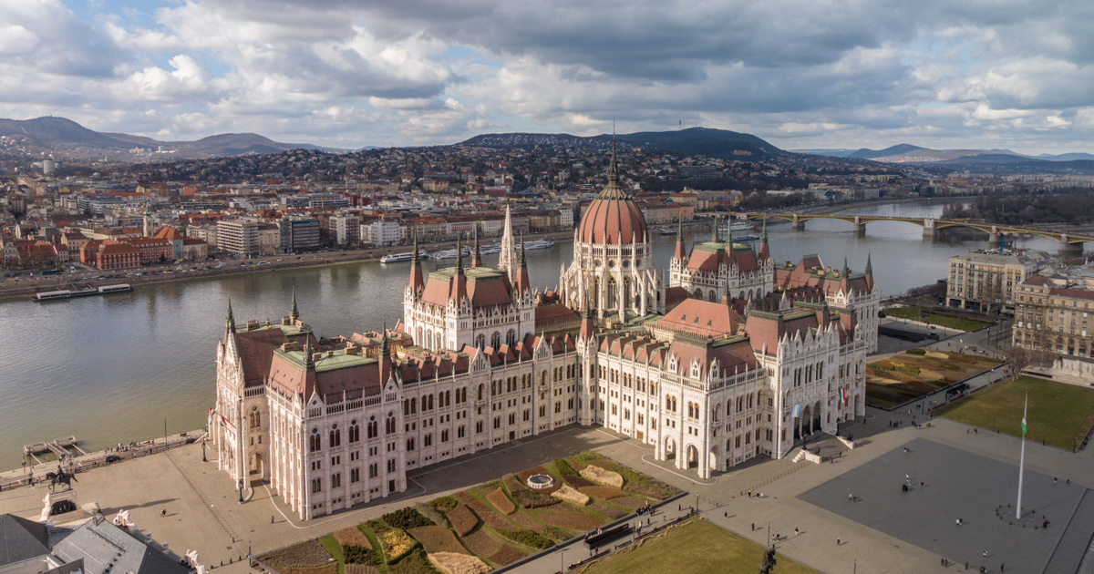 Baloldali jogászok ismĂ©t nekiveselkedtek, kukába hajĂtanák az AlaptörvĂ©nyt