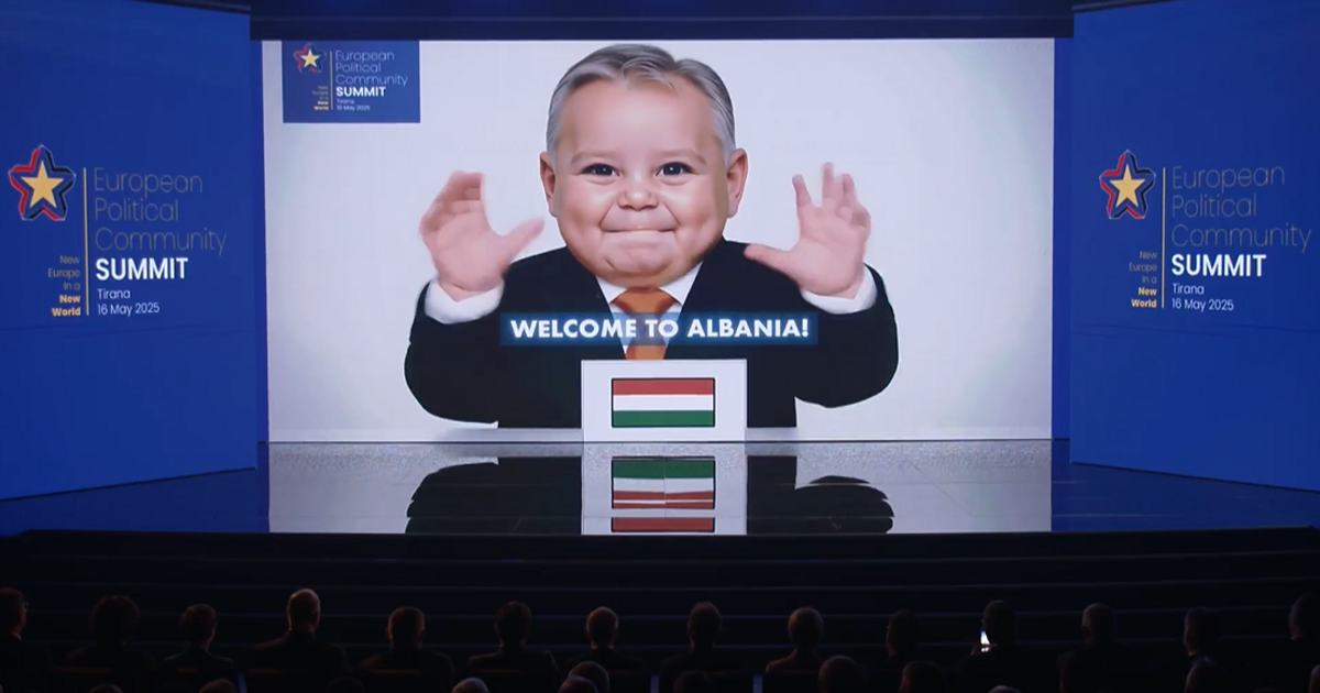 AI-generált bébi Orbán Albániában, így köszöntötték a az európai vezetőket a csúcstalálkozón