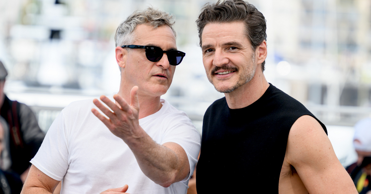 Dráma a vörös szőnyegen: Pedro Pascal gyors reflexei mentették meg Joaquin Phoenixet