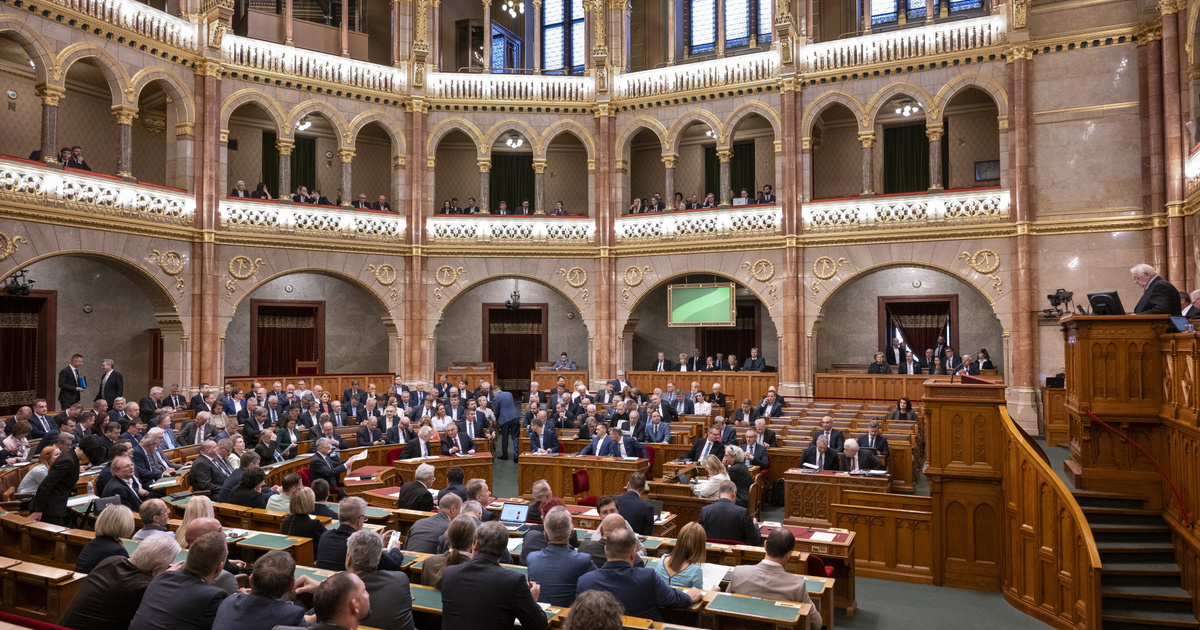 Napirenden a Fidesz megosztó törvényjavaslata, bojkott és óriási vita a parlamentben