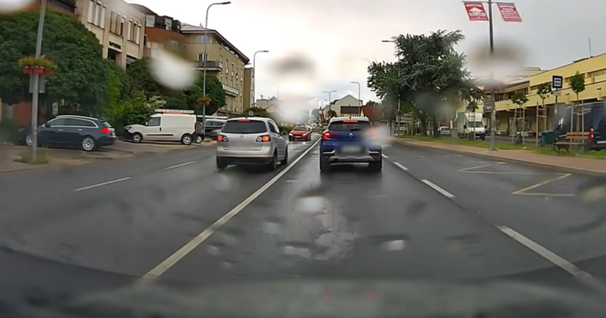 KevĂ©sen mĂşlt a tragĂ©dia: zárĂłvonalon elĹ‘zĹ‘ autĂł kĂ©nyszerĂtette padkára a BMW-t