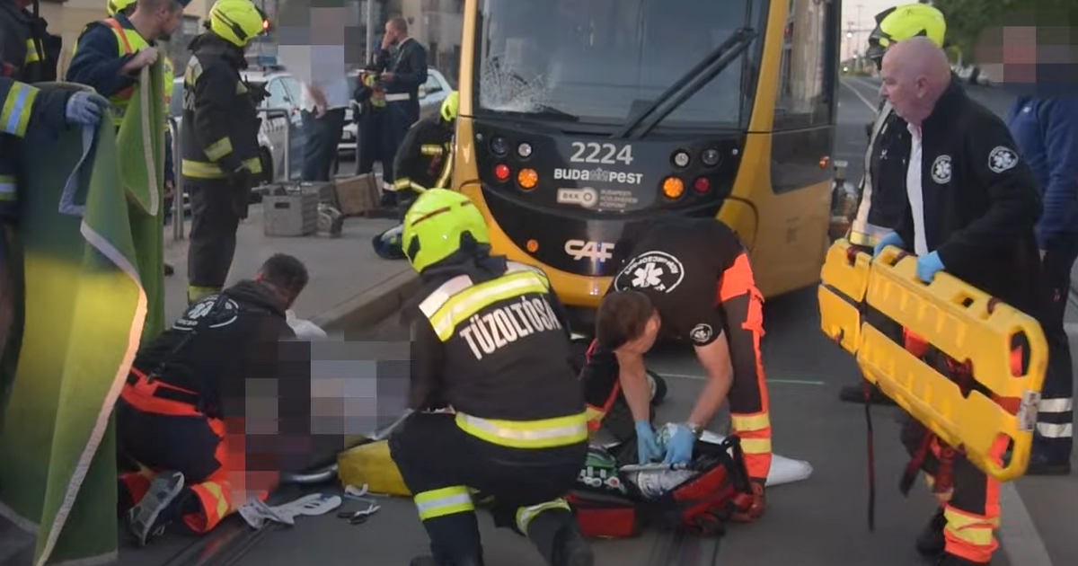 Tűzoltók mentettek ki egy elgázolt embert a villamos alól Budapesten