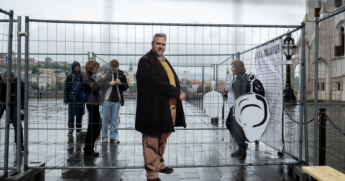 Így épült fel a börtön Orbán Viktor irodájának ablaka alatt