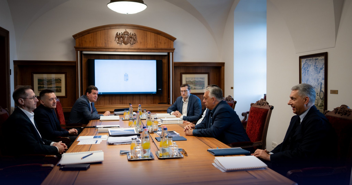 Orbán Viktor rendkĂvĂĽli egyeztetĂ©st tart a gazdasági vezetĂ©ssel