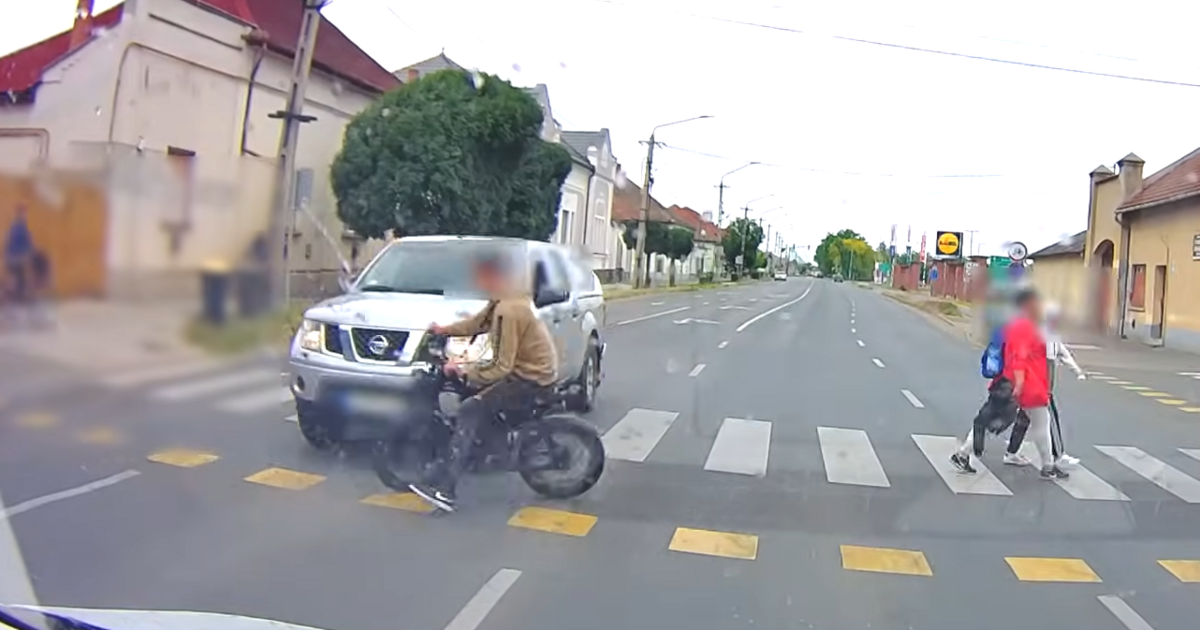 Videón az ütközés, a zebrán gázolt kerékpárost egy autó Törökszentmiklóson