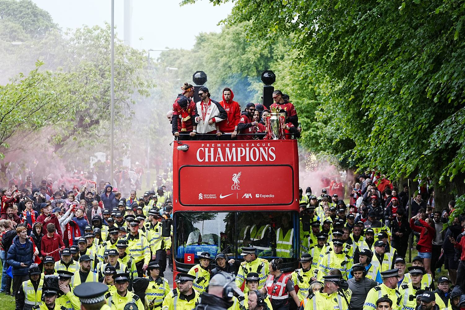 Káprázatos bajnoki parádé Liverpoolban – Szoboszlai Dominik is a busz tetején bulizott