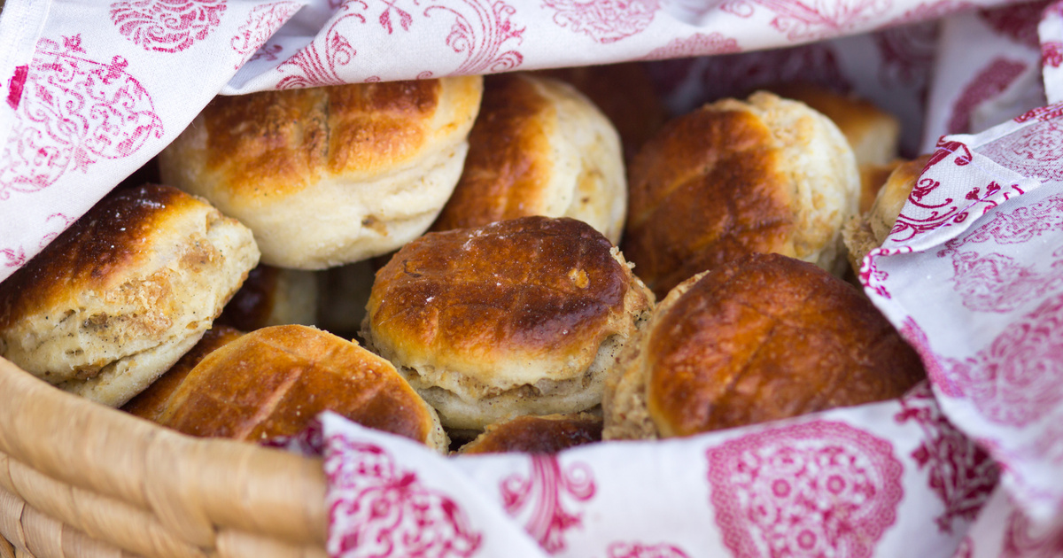 Túrós pogácsa szalonnával gyúrva: hihetetlenül puha a tésztája