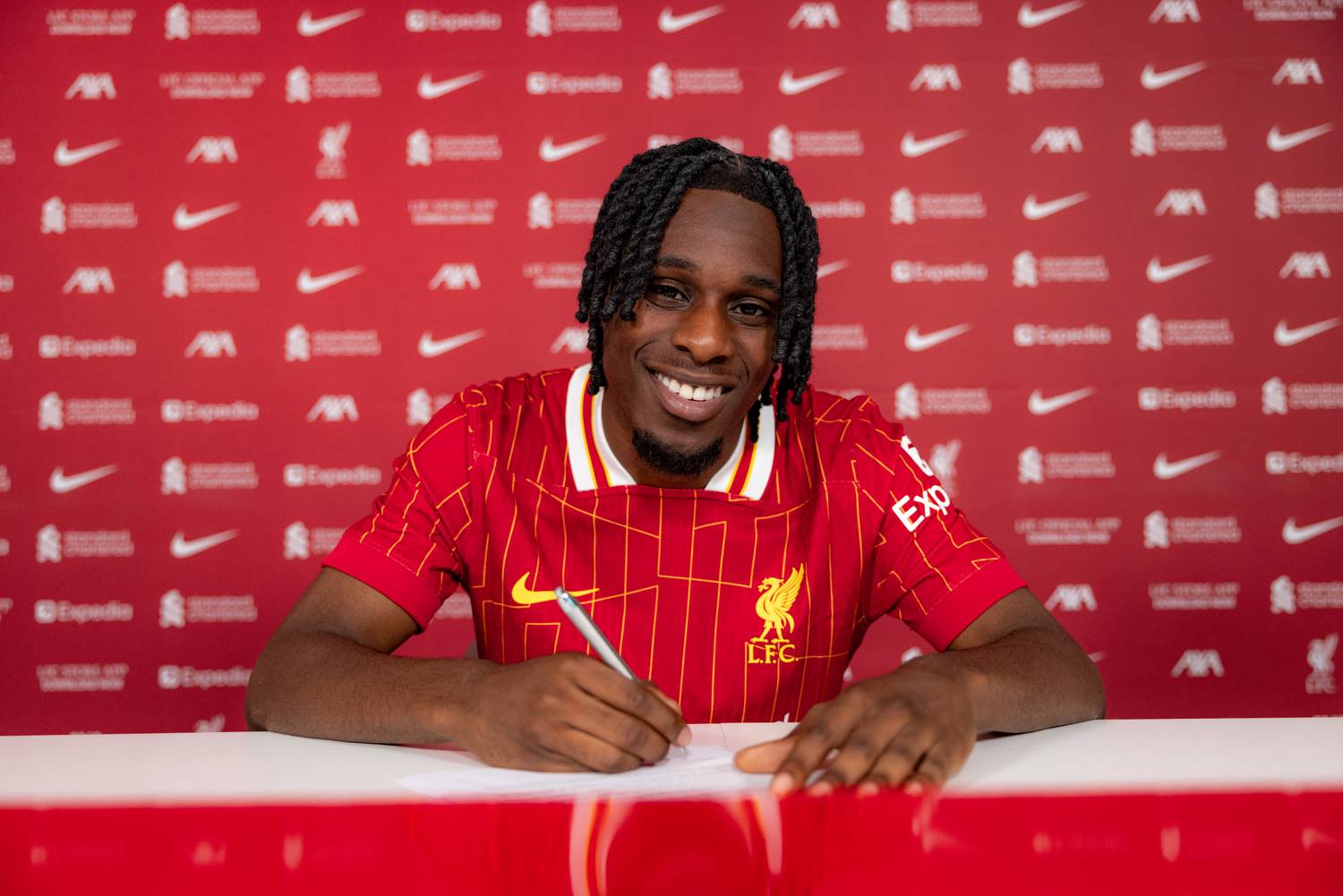 Bombahír az Anfieldről: Frimpong aláírt, már a Liverpool mezét viseli