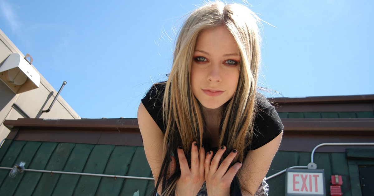 Avril Lavigne volt a 2000-es évek tinisztárja: friss fotón a 40 éves énekesnő