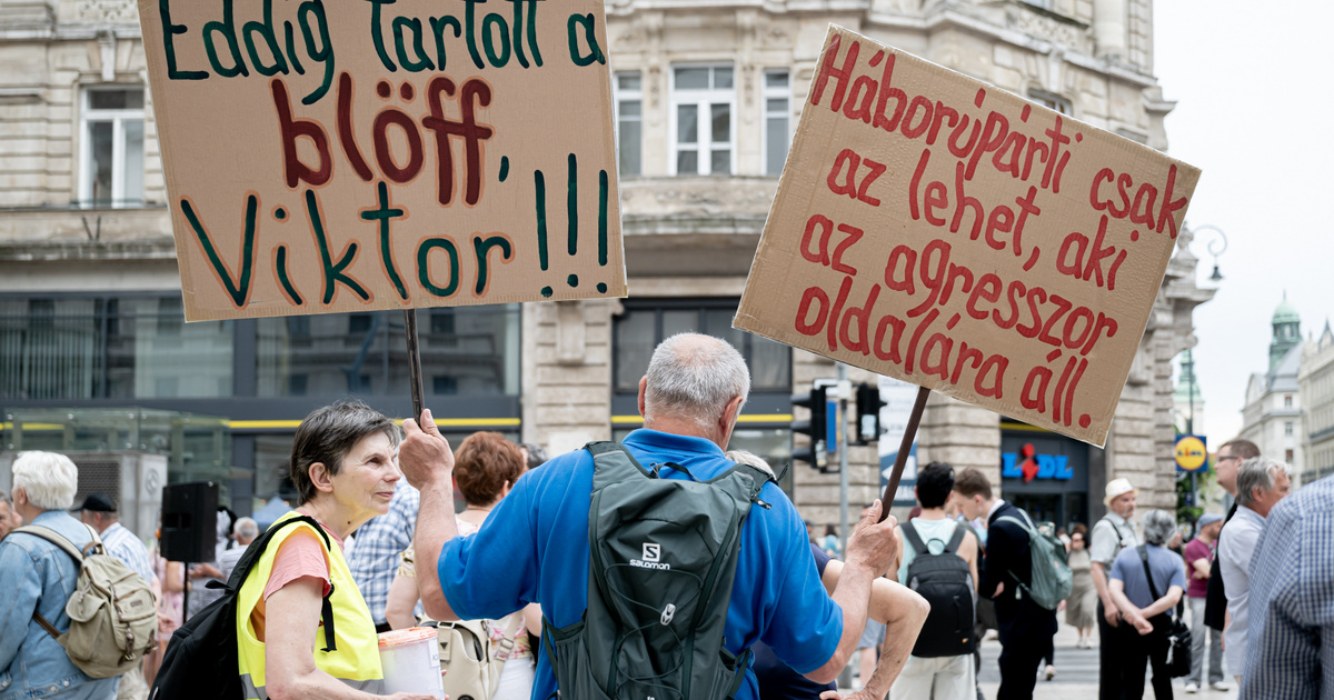 Hadházy Ákos tojással dobálja meg a Szuverenitásvédelmi Hivatalt
