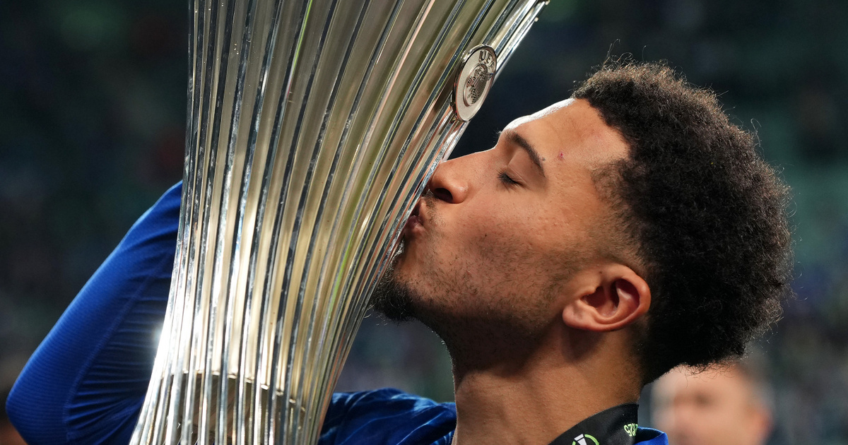 A Chelsea 2,4 milliárdot fizet azért, hogy ne maradjon náluk a támadó