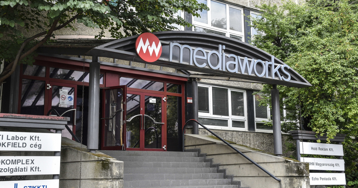 Demonstrációt tartottak a Mediaworks előtt a Metropol miniszoknyás cikke miatt