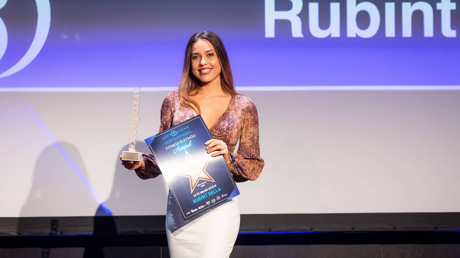 Rubint Rella falatnyi bikiniben, coming outolt az Exatlon sztárja