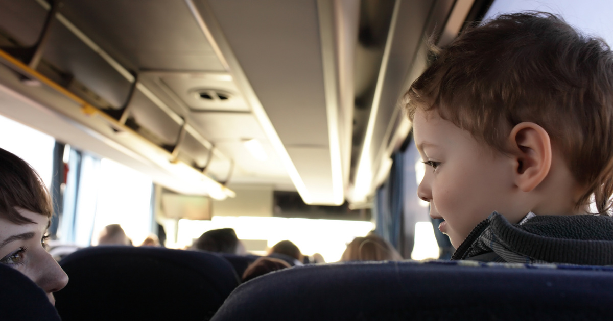 40 kisgyerekkel teli busz balesetezett: megrendítő fotókon az M3-as