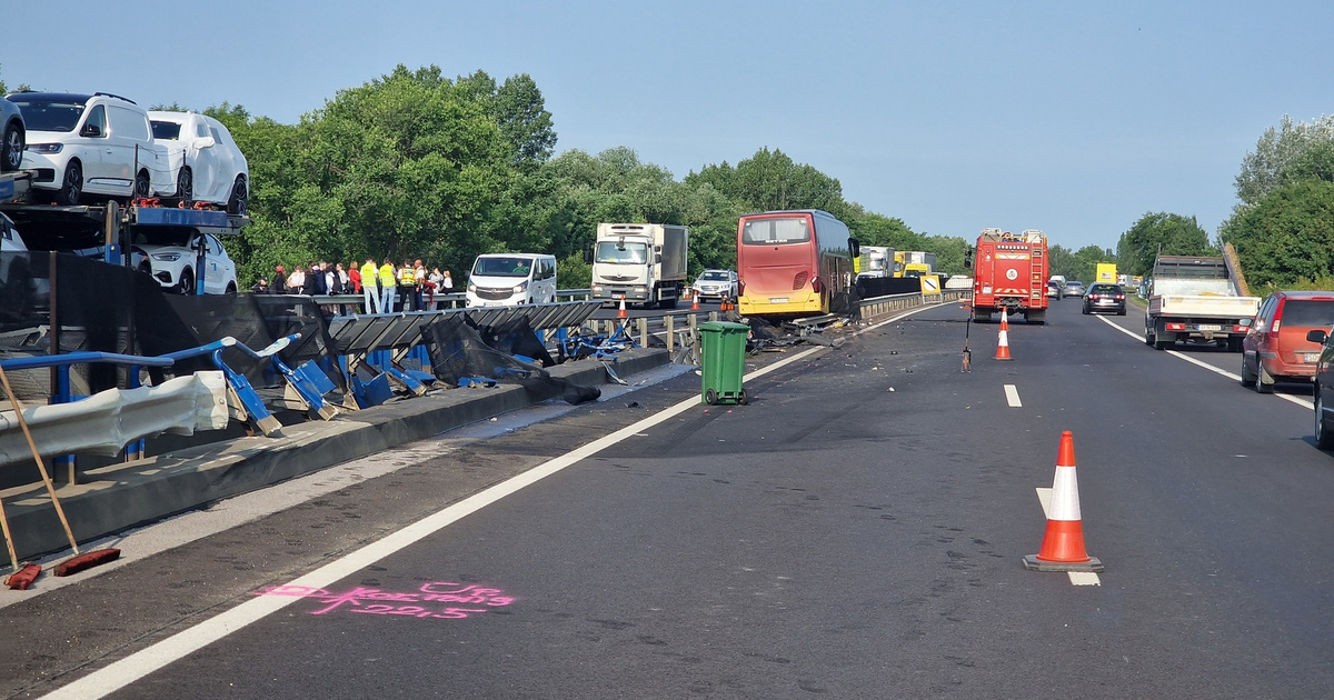 Egy negyven gyermeket szállító autóbusz balesetezett az M3-as autópályán