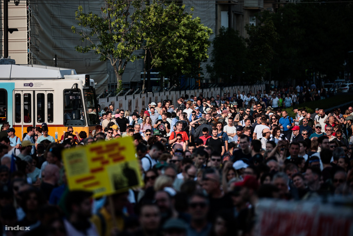 Még mindig folyamatosan érkeznek a demonstrálók