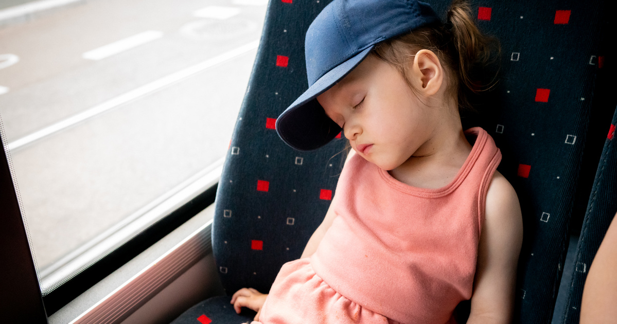 Beragadt a forró buszba egy 7 éves kislány: elaludt hazafele az osztálykirándulásról