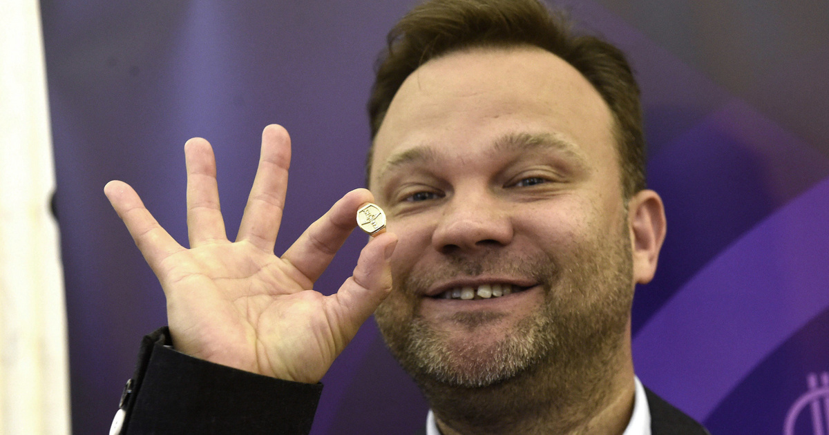 Aranyosi Péter stílszerűen reagált Karinthy-gyűrűje visszavonására