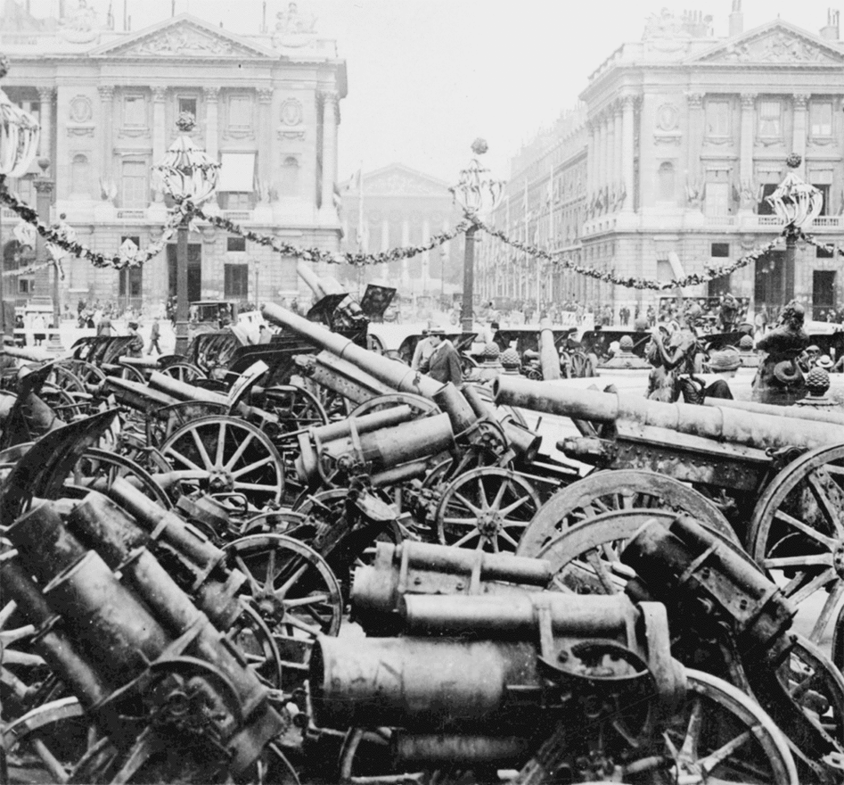 
                        Az antant hadak által zsákmányolt német ágyúk, mozsarak és tarackok Párizsban. A hadiipari termelés érdekes változáson ment át a háború utolsó éveiben: addig rendre a kézi lőfegyverek, puskák, illetve az ehhez tartozó lőszerek, illetve robbanóanyagok és a puskapor tették ki a termelés nagy részét, azonban 1918-ban visszaesett. Ugyanebben az időszakban duplájára nőtt a repülők, a repülőmotor-pótalkatrészek, gyártása, másfélszer annyi tüzérségi löveget gurítottak ki a gyárak kapuján, és a géppuskából is 22 százalékkal több készült, mint addig.