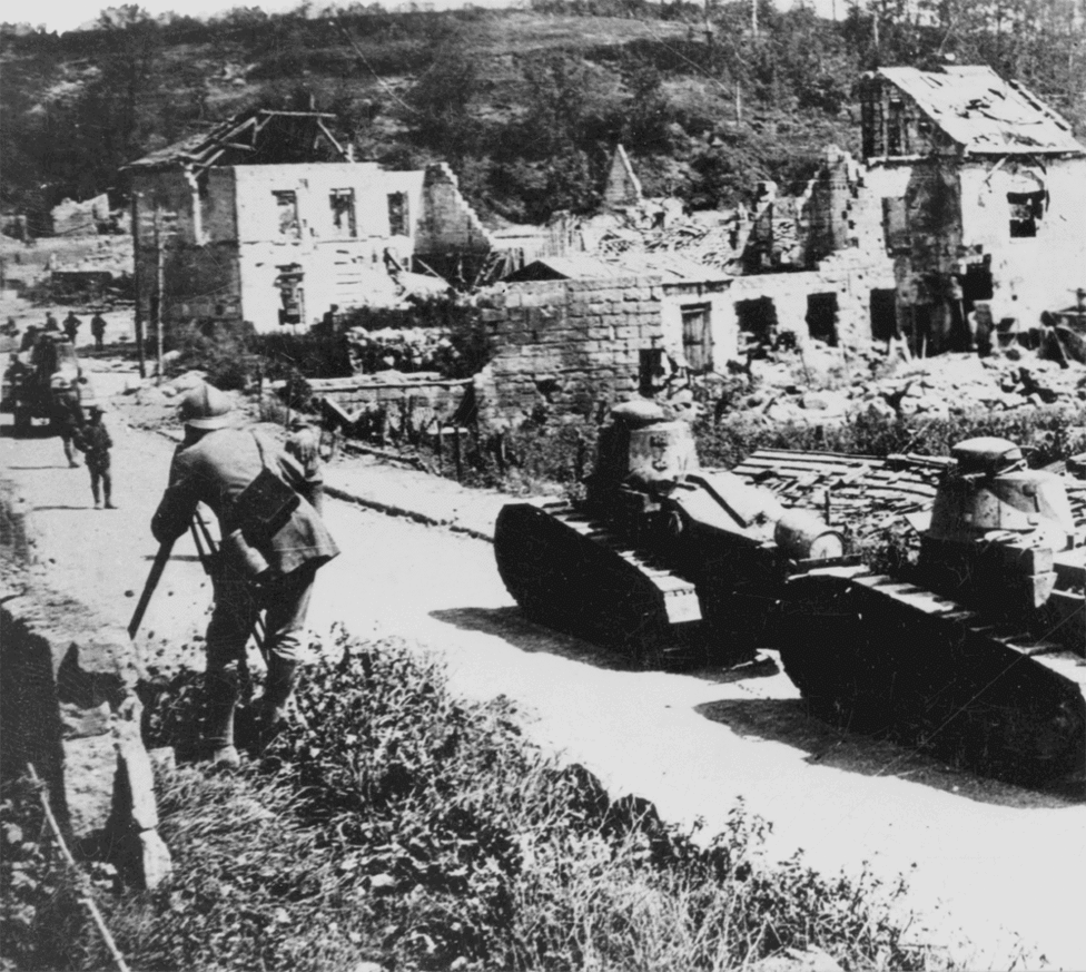 Renault tankok Vaux-nál. Az FT-17-es tankok az első világháborúban fejlődésnek indult, a második világháborúban domináns stratégiai szerepet betöltő fegyvernem összes modern, máig alkalmazott tulajdonságát alkalmazták. A fegyverzet a harckocsi tetején lévő, körbefordítható lövegtoronyban kapott helyet, a legénység a tank elején a motor pedig hátul helyezkedett el. Az FT-17 volt az első, sorozatgyártásba is került modern tank, 3000 darab készült el belőle, nagy részük 1918-ban. Egyes történészek szerint az első modern harckocsi címet egy osztrák mérnök, Günther Burstyn 1911-ben bemutatott Motorgeschütz nevű találmány érdemelné, az azonban soha nem jutott messzebb a tervezőasztalnál.