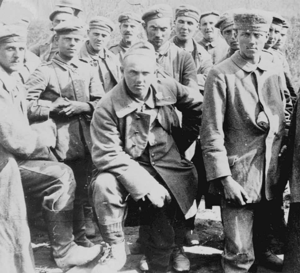 Belleau Woodsnál elfogott német katonák amerikai fogolytáborban. Az első világháborúban mintegy 8 millió katona esett ellenséges fogságba, és a körülményekre jellemző, hogy itt jóval nagyobb esélyük volt az életben maradásra, mint a lövészárkokban.
                        A katonák általában nem egyedül adták meg magukat, egész hatalmas tömegek, néha sok ezren estek fogságba egyszerre. A háború végére az orosz hadsereg veszteségeinek 25-31 százalékát tették ki a fogságba esett katonák, az osztrák-magyar haderőnél ez 32, az olaszoknál 26, a franciáknál 12, a németeknél 9, a briteknél pedig 7 százalék volt az arány.