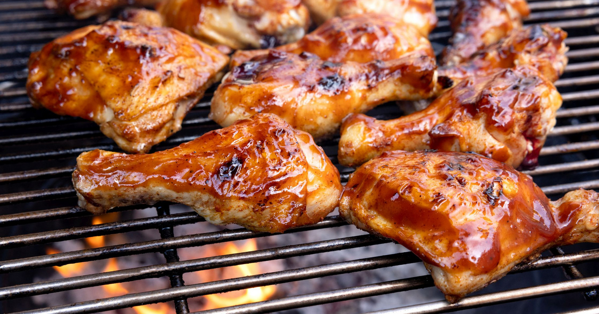 Ragacsos grillezett csirkecombok mézes BBQ-szósszal: egyszerre édes és csípős