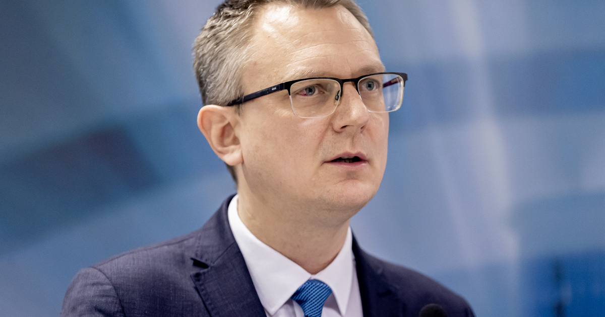 Rétvári Bence arcképével ellátott teakeverék volt egy aszódi ünnepség meglepetésajándéka