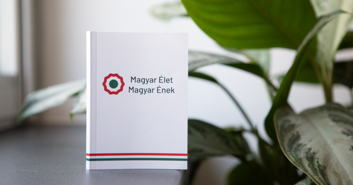 Kárpátia slágerekkel és a drogfüggőségről szóló dalokkal kedveskedik a kormány a ballagó nyolcadikosoknak
