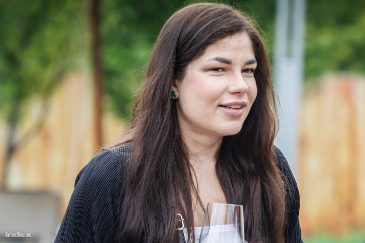 Gáspár Evelin meglepő ruhakölteményben jelent meg a Sztárbox nyitóeseményén