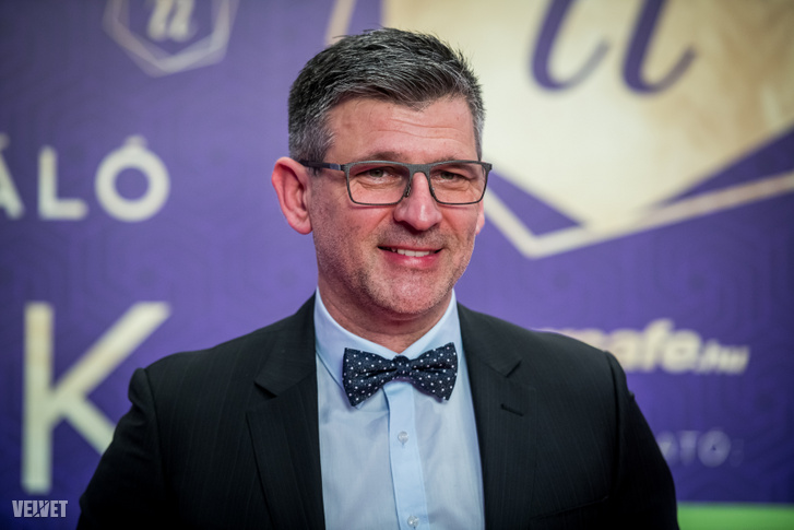 Kárász Róbert titokban újranősült, feleségül vette 14 évvel fiatalabb párját