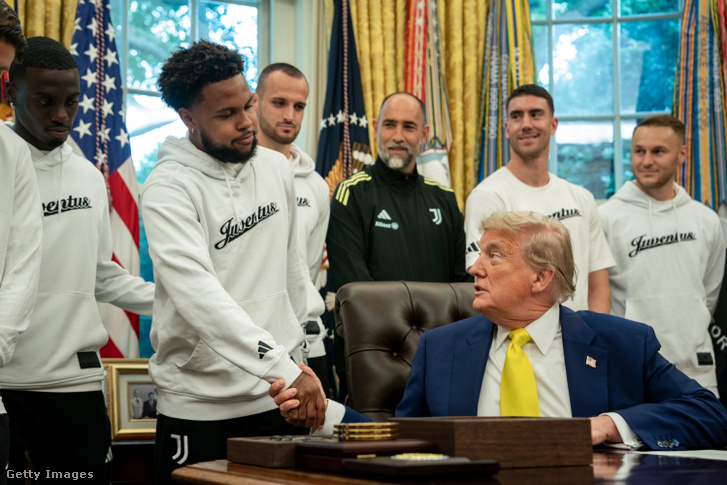 Donald Trump arra se méltatta a Juventus csapatát, hogy kikeljen a székéből