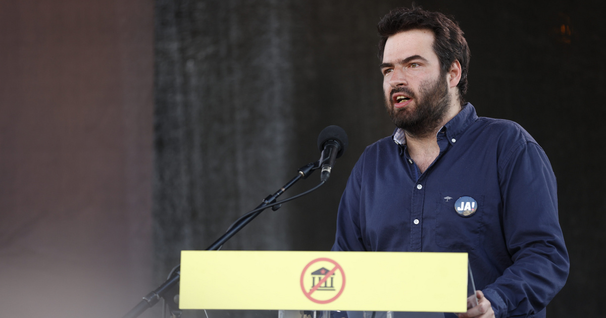 Jámbor András meghatódik magától, és learatja a művelt publikum tapsait