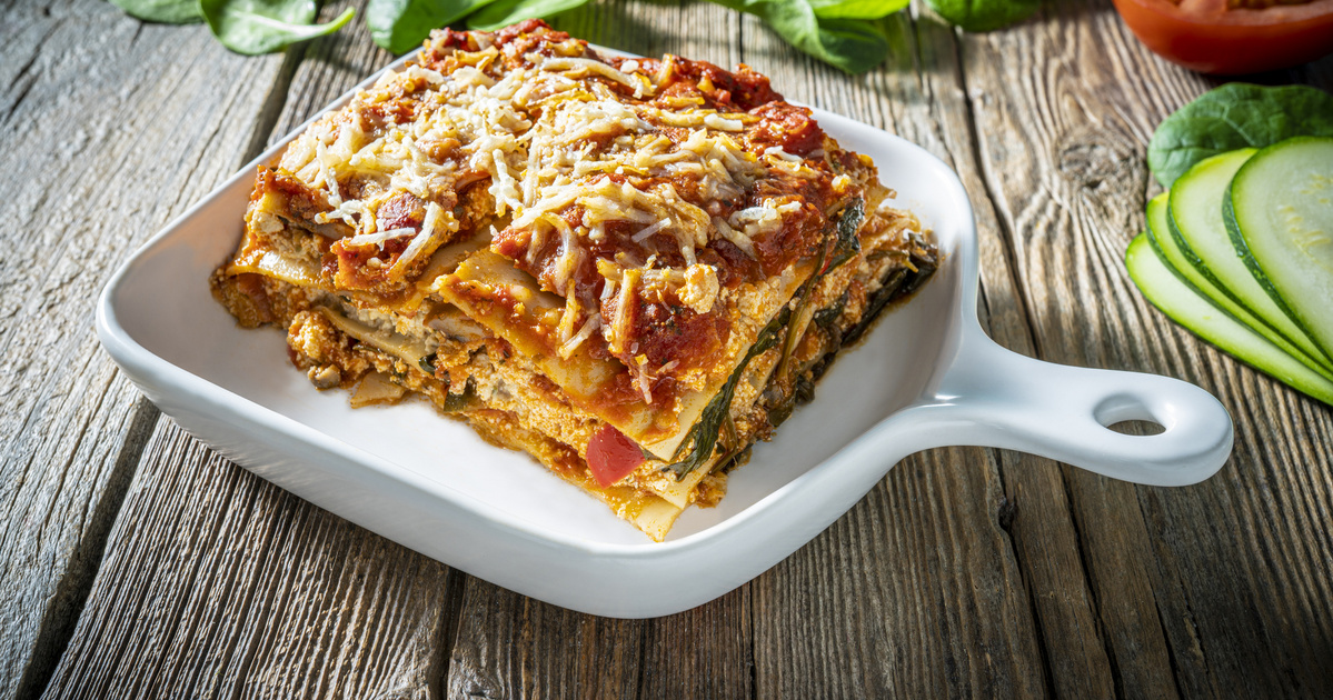 Krémes nyári lasagne hús nélkül: a rétegek közé cukkini kerül