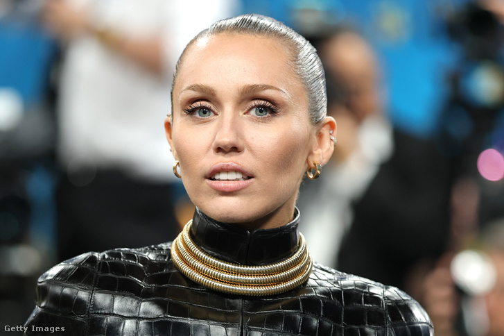 Miley Cyrus olyan szettben lépett utcára, amire nehéz szavakat találni