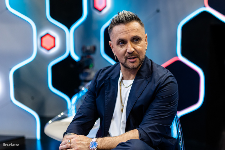 A Tv2 sztárjaival bulizott Majka, fotón mosolyog a csapat