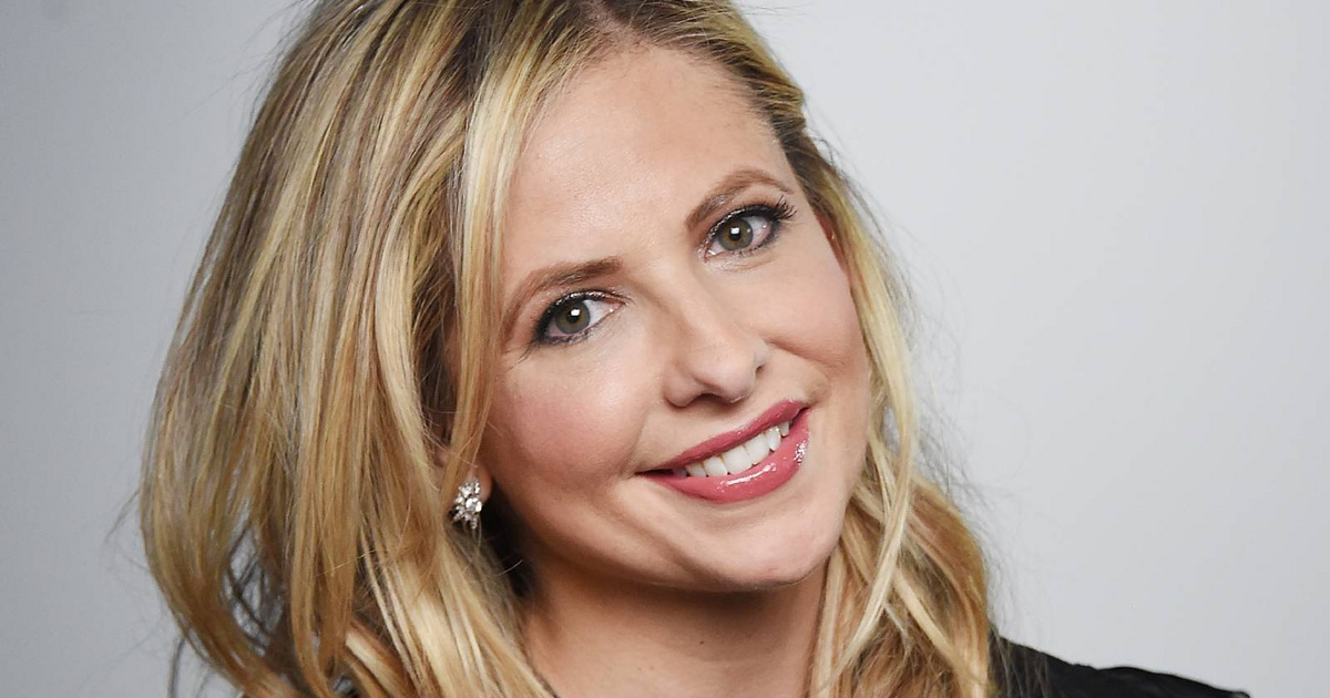 A 48 éves Sarah Michelle Gellar fürdőruhában: karcsú, mint egy gazella
