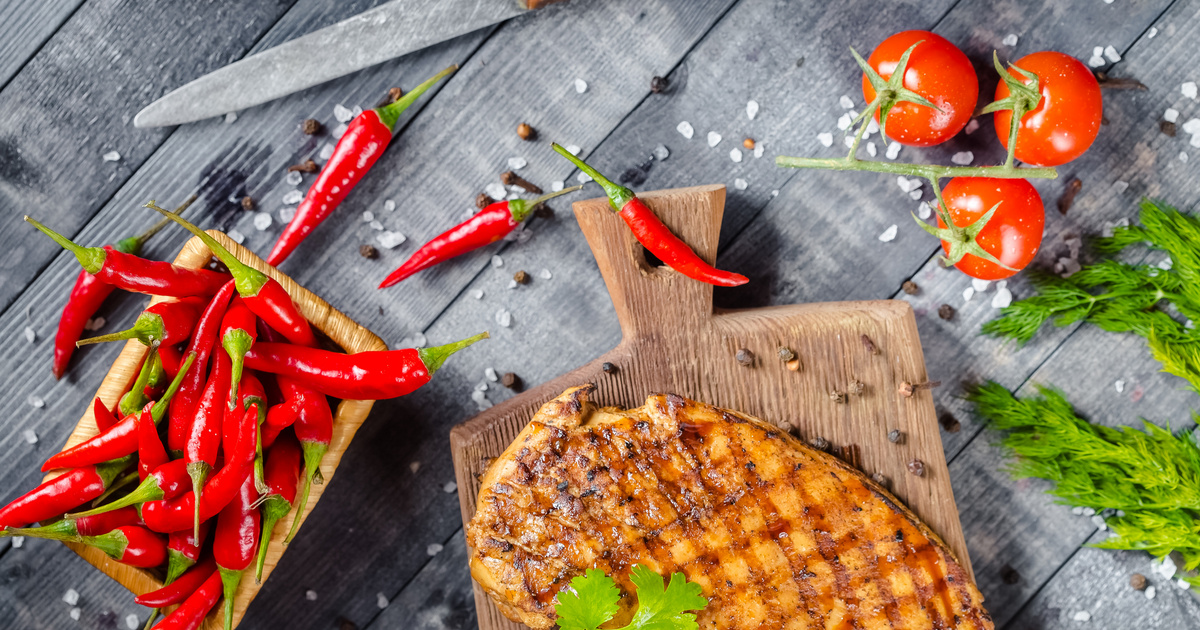 Tüzes, chilis csirkemell a grillrácsról: hamar függőséget okoz